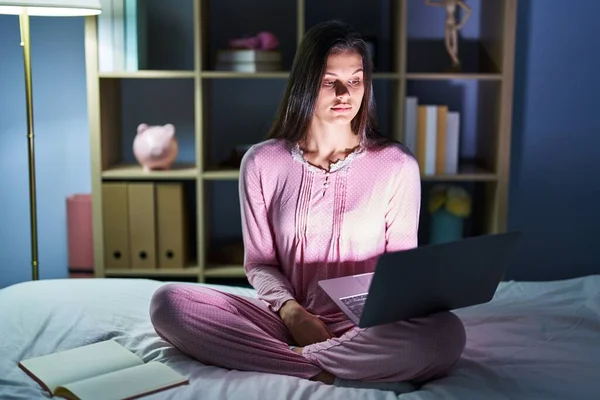 Yatakta Dizüstü Bilgisayar Kullanan Genç Spanyol Kadın Yüzünde Ciddi Bir — Stok fotoğraf