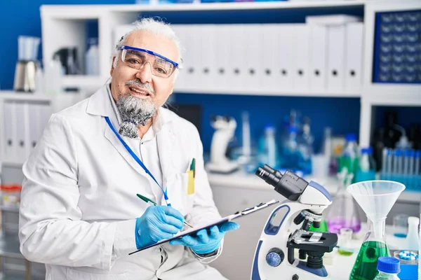 Hombre Científico Pelo Gris Mediana Edad Escribiendo Informe Trabajo Laboratorio — Foto de Stock