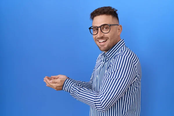 Homem Hispânico Com Barba Vestindo Óculos Apontando Para Lado Com — Fotografia de Stock