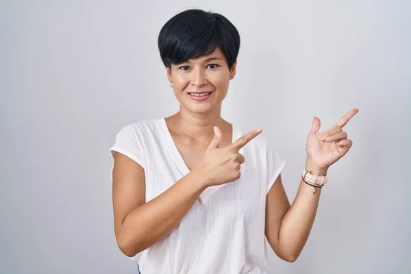 Jovem Mulher Asiática Com Cabelo Curto Sobre Fundo Isolado Sorrindo — Fotografia de Stock