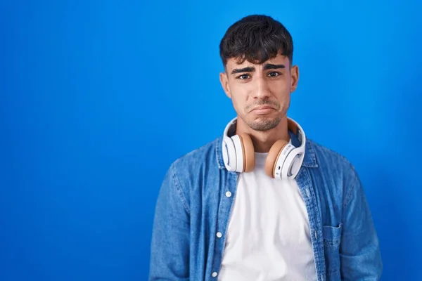 Ung Latinamerikansk Man Står Över Blå Bakgrund Deprimerad Och Oroa — Stockfoto