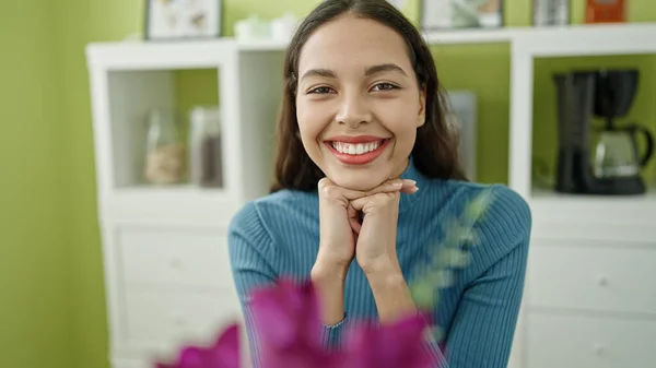 Junge Schöne Hispanische Frau Lächelt Selbstbewusst Heimischen Tisch — Stockfoto