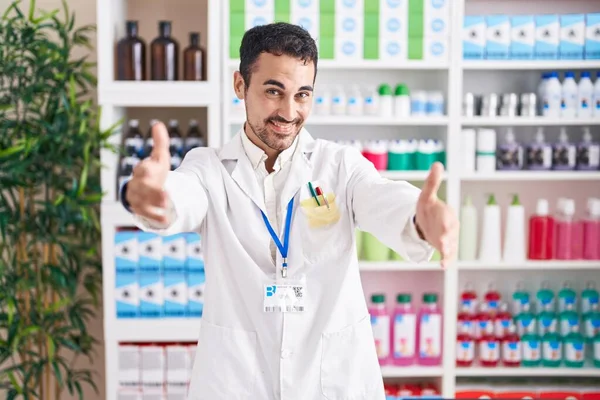 Hombre Hispano Guapo Trabajando Farmacia Mirando Cámara Sonriendo Con Los — Foto de Stock