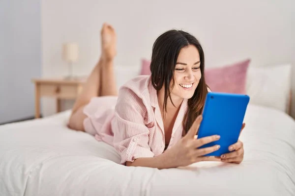 Młoda Kobieta Pomocą Touchpad Leżącego Łóżku Sypialni — Zdjęcie stockowe