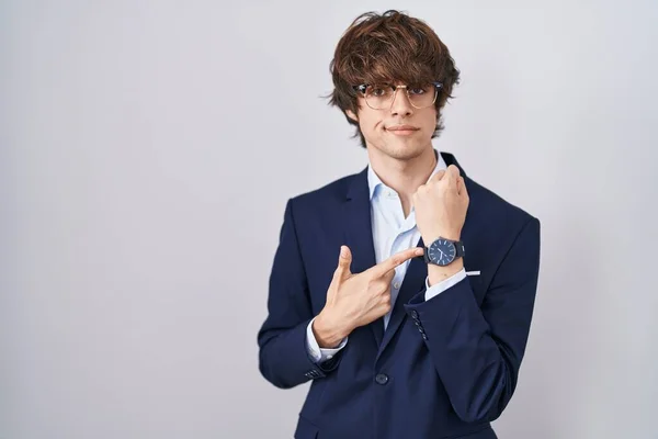 Spanyol Adamı Gözlüklü Genç Adam Saati Sabırsızlığı Rahat Bir Ifadeyle — Stok fotoğraf
