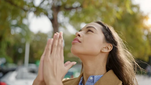 年轻美丽的惊慌失措的女人紧闭双眼在公园祈祷 — 图库照片