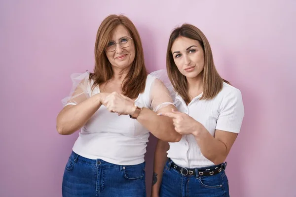 Hispanische Mutter Und Tochter Tragen Legeres Weißes Shirt Über Rosa — Stockfoto