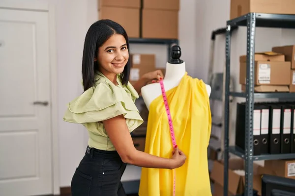 Молода Латинська Жінка Виробник Одягу Вимірює Тканину Манікіні Дизайнерській Студії — стокове фото