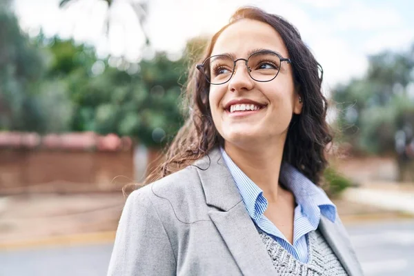 Young Hispanic Woman Executive Smiling Confident Street — Fotografia de Stock
