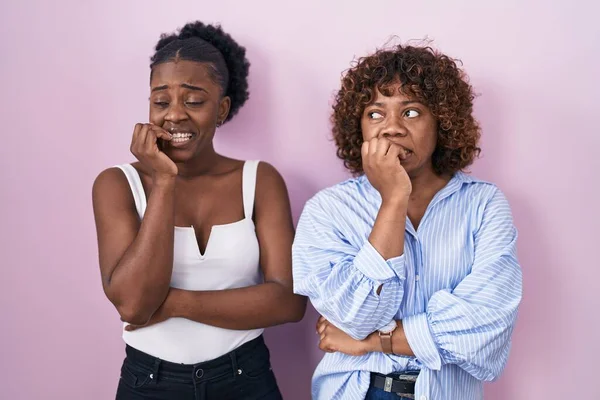 Dos Mujeres Africanas Pie Sobre Fondo Rosa Mirando Estresadas Nerviosas —  Fotos de Stock