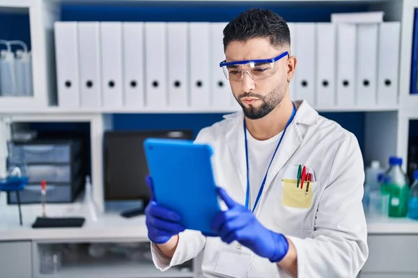 Ung Arab Man Vitenskapsmann Bruker Touchpad Til Laboratoriearbeid – stockfoto