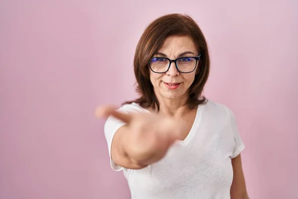 Middle Age Hispanic Woman Standing Pink Background Smiling Cheerful Offering — Stock Photo, Image