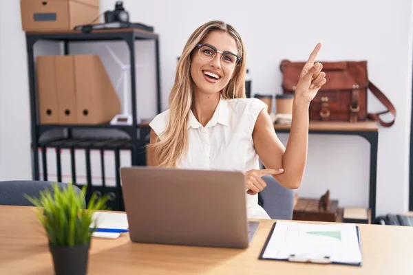 Young Blonde Woman Working Office Wearing Glasses Smiling Happy Pointing — Stock Photo, Image