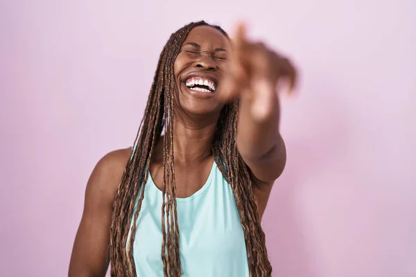 Africká Američanka Stojí Nad Růžovým Pozadím Směje Vám Ukazuje Prstem — Stock fotografie