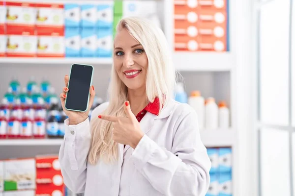 Donna Caucasica Che Lavora Farmacia Farmacia Mostrando Schermo Dello Smartphone — Foto Stock