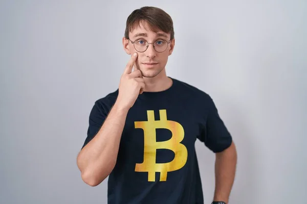 Hombre Rubio Caucásico Con Camiseta Bitcoin Apuntando Ojo Observándote Gesto — Foto de Stock