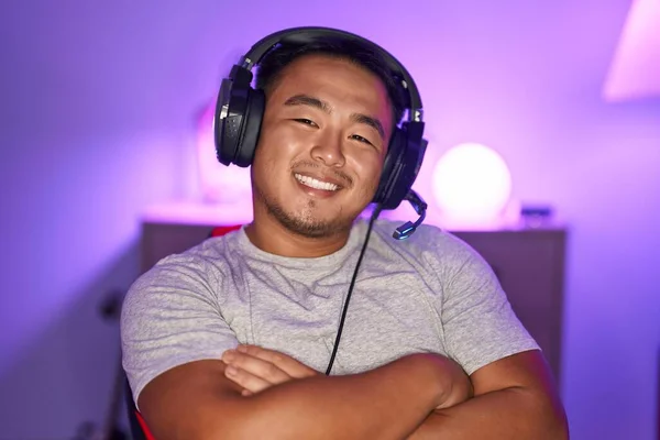 Čínský Mladý Muž Hraje Videohry Sluchátkách Šťastný Obličej Úsměvem Zkříženýma — Stock fotografie