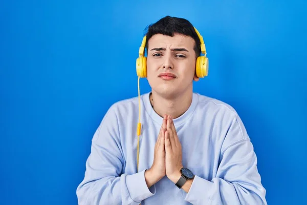 Pessoa Não Binária Ouvindo Música Usando Fones Ouvido Implorando Orando — Fotografia de Stock