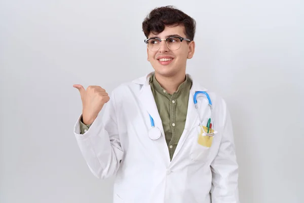 Junger Mann Arztuniform Und Stethoskop Lächelt Mit Glücklichem Gesicht Und — Stockfoto