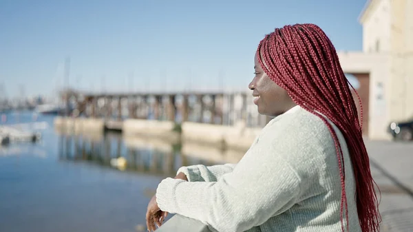 海辺で側面を見て編組の髪を持つアフリカの女性 — ストック写真