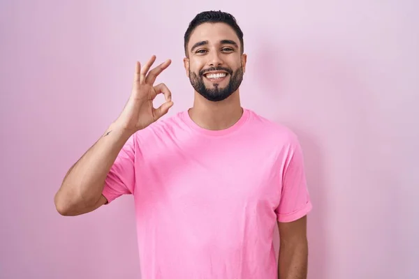 Hispánský Mladý Muž Stojící Nad Růžovým Pozadím Usmívající Pozitivně Dělá — Stock fotografie