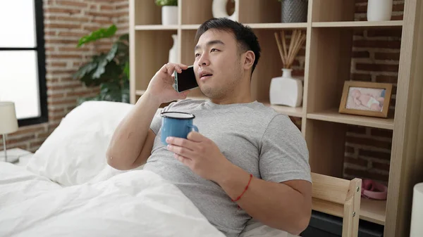 Jovem Chinês Falando Smartphone Bebendo Café Quarto — Fotografia de Stock