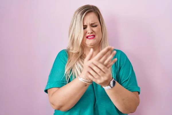 Beyaz Tenli Kadın Pembe Arka Planda Duruyor Ellerinde Parmaklarında Ağrı — Stok fotoğraf