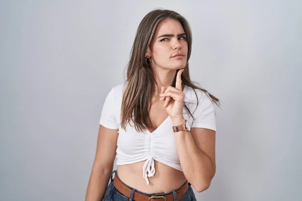 Ung Vacker Kvinna Bär Casual Vit Shirt Tänker Koncentrerad Tvivel — Stockfoto