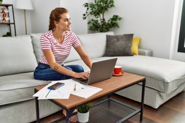 Evde çalışırken kendine güvenen genç bir kadın.