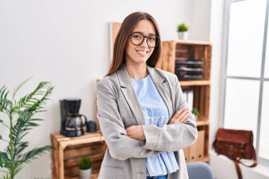 Genç, güzel, İspanyol bir iş adamı. Kendine güler yüzlü. Ofiste kollarını kavuşturmuş duruyor.