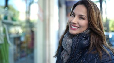 Sokakta kendine güvenen güzel İspanyol bir kadın.