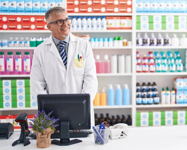 Middle Age Grey Haired Man Pharmacist Smiling Confident Using Computer —  Fotos de Stock