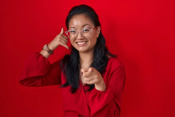 Aziatische Jonge Vrouw Staan Rode Achtergrond Glimlachen Doen Praten Telefoon — Stockfoto