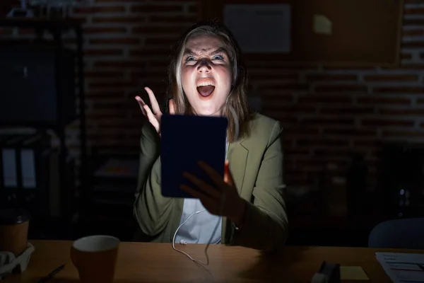 Sarışın Beyaz Bir Kadın Gece Ofiste Çalışıyor Deli Gibi Bağırıyor — Stok fotoğraf