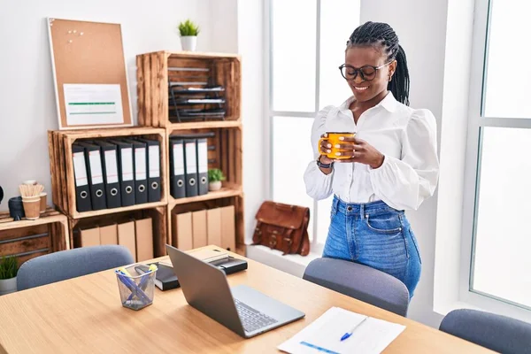 African American Woman Business Worker Using Laptop Drinking Coffee Office — стокове фото