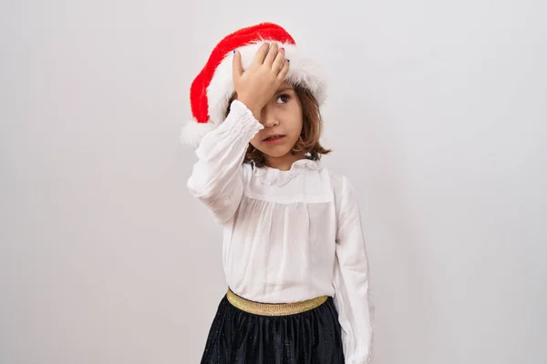 Petite Fille Hispanique Portant Chapeau Noël Surpris Avec Main Sur — Photo