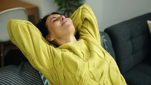 Mulher Hispânica Meia Idade Relaxado Com Mãos Cabeça Sentado Sofá — Fotografia de Stock