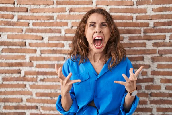 Beautiful Brunette Woman Standing Bricks Wall Crazy Mad Shouting Yelling — Stock Photo, Image
