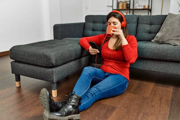 Genç Kadın Akıllı Telefon Kullanıyor Evde Kahve Içiyor — Stok fotoğraf