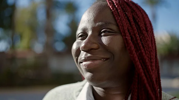 Örgülü Saçlı Afrikalı Kadın Sokakta Ciddi Bir Ifadeyle Ayakta Duruyor — Stok fotoğraf
