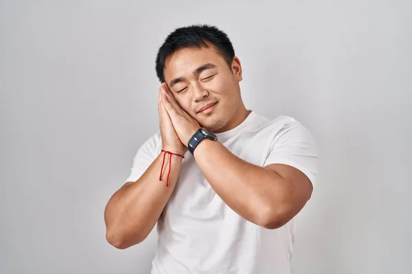 Genç Çinli Adam Beyaz Arka Planda Ayakta Uyur Yorgun Düşler — Stok fotoğraf