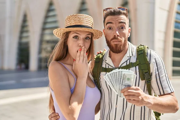 Junges Touristenpaar Mit Dollarnoten Die Mund Und Hand Bedecken Schockiert — Stockfoto