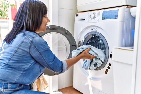 Hispanic Brunett Kvinna Att Sätta Smutsig Tvätt Tvättmaskin Tvättstugan — Stockfoto