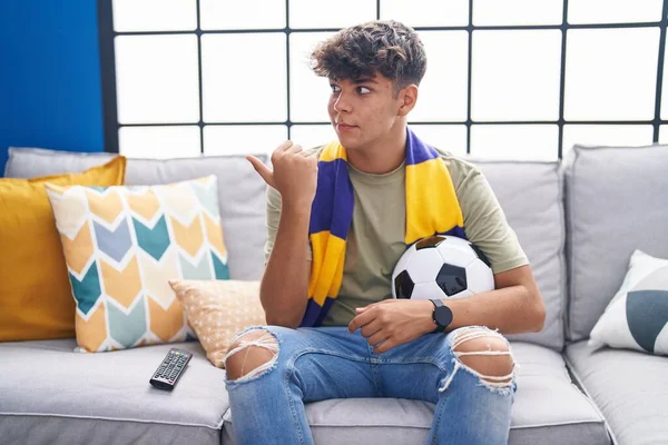 Ισπανόφωνος Έφηβος Κάθεται Στον Καναπέ Βλέποντας Ποδοσφαιρικό Αγώνα Δείχνοντας Τον — Φωτογραφία Αρχείου