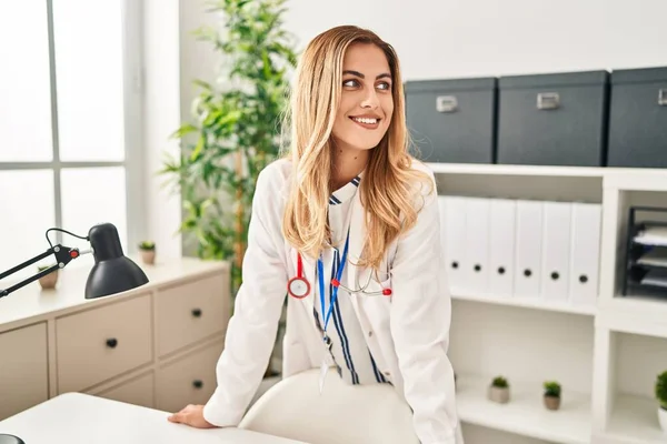 Young Blonde Woman Wearing Doctor Uniform Standing Clinic — Φωτογραφία Αρχείου