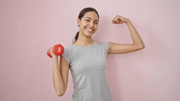 Junge Schöne Hispanische Frau Lächelt Sportbekleidung Die Armmuskeln Vor Isoliertem — Stockfoto