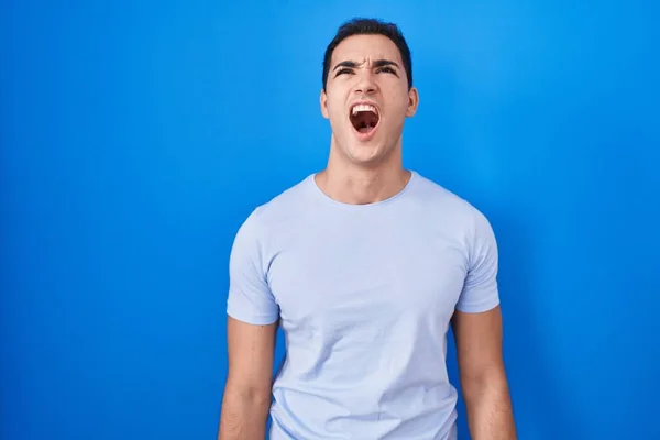 Young Hispanic Man Standing Blue Background Angry Mad Screaming Frustrated — Stock Photo, Image