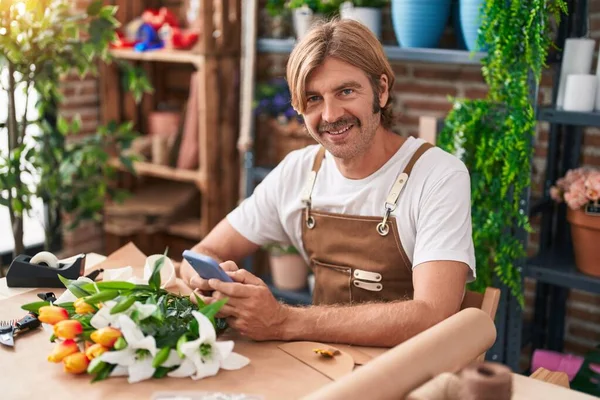 Ung Blond Man Florist Ler Säker Med Hjälp Smartphone Blomsteraffär — Stockfoto