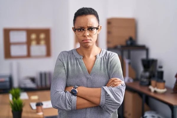Mujer Afroamericana Que Trabaja Oficina Con Gafas Escépticas Nerviosas Desaprobando —  Fotos de Stock