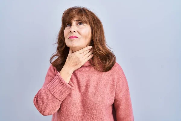 Middle Age Hispanic Woman Standing Isolated Background Touching Painful Neck — Stock Photo, Image